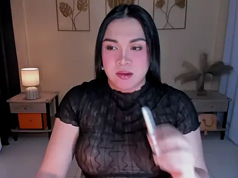 Snapshot of MaxeneCullens chatting on 12-17-25, 02:39 MaxeneCullens online show from 12-17-25, 02:39