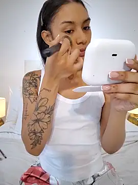 Snapshot of Leaberry chatting on 09-18-25, 08:33 Leaberry online show from 09-18-25, 08:33