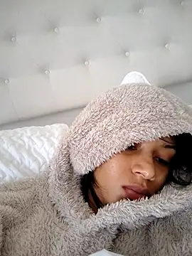 Snapshot of Leaberry chatting on 09-19-25, 04:18 Leaberry online show from 09-19-25, 04:18