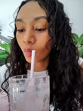 Snapshot of Leaberry chatting on 10-15-25, 08:09 Leaberry online show from 10-15-25, 08:09