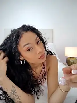 Snapshot of Leaberry chatting on 10-19-25, 08:20 Leaberry online show from 10-19-25, 08:20