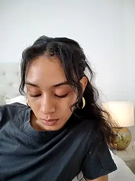 Snapshot of Leaberry chatting on 10-24-25, 05:31 Leaberry online show from 10-24-25, 05:31