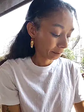 Snapshot of Leaberry chatting on 10-28-25, 03:25 Leaberry online show from 10-28-25, 03:25