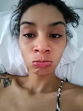 Snapshot of Leaberry chatting on 11-10-25, 12:15 Leaberry online show from 11-10-25, 12:15