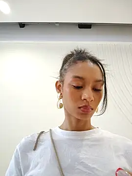 Snapshot of Leaberry chatting on 11-19-25, 09:26 Leaberry online show from 11-19-25, 09:26