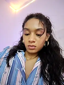 Snapshot of Leaberry chatting on 12-14-25, 02:06 Leaberry online show from 12-14-25, 02:06