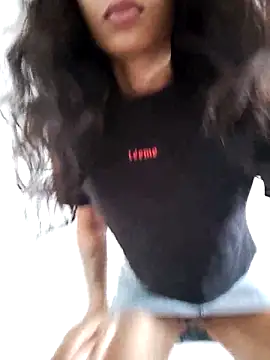 Snapshot of Leaberry chatting on 12-17-25, 05:19 Leaberry online show from 12-17-25, 05:19