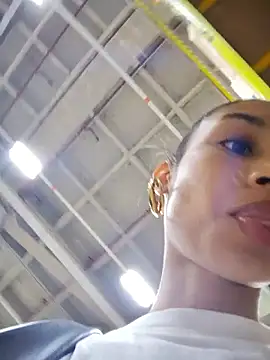 Snapshot of Leaberry chatting on 02-21-26, 11:28 Leaberry online show from 02-21-26, 11:28