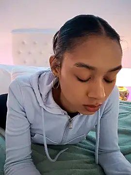 Snapshot of Leaberry chatting on 02-25-26, 02:59 Leaberry online show from 02-25-26, 02:59