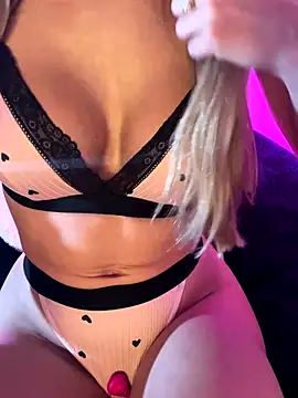 Snapshot of ladamoon chatting on 11-25-25, 09:53 ladamoon online show from 11-25-25, 09:53