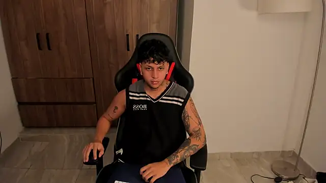 Snapshot of Jake_simons chatting on 10-28-25, 10:19 Jake simons online show from 10-28-25, 10:19