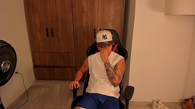 Snapshot of Jake_simons chatting on 01-10-26, 11:12 Jake simons online show from 01-10-26, 11:12