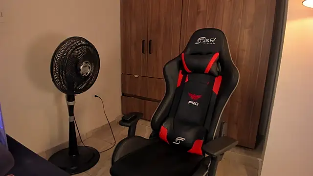 Snapshot of Jake_simons chatting on 02-15-26, 07:51 Jake simons online show from 02-15-26, 07:51