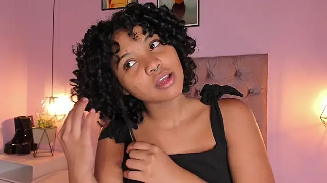 Snapshot of Zafiiraa chatting on 01-10-25, 11:22 Zafiiraa online show from 01-10-25, 11:22