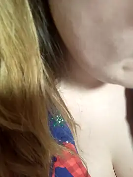 Snapshot of DienkaGreen chatting on 12-14-24, 01:50 DienkaGreen online show from 12-14-24, 01:50