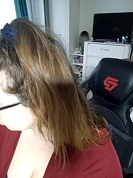 Snapshot of DienkaGreen chatting on 10-31-25, 10:49 DienkaGreen online show from 10-31-25, 10:49