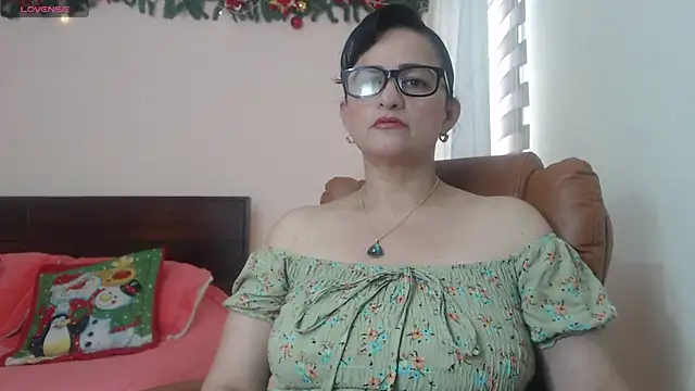 Snapshot of ISABEEL_SOFIA01 chatting on 10-17-25, 05:04 ISABEEL SOFIA01 online show from 10-17-25, 05:04
