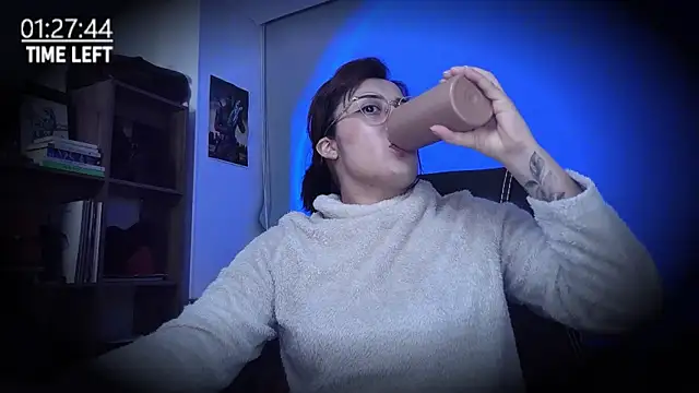 Snapshot of Scarlett_Sen chatting on 06-19-26, 05:39 Scarlett Sen online show from 06-19-26, 05:39