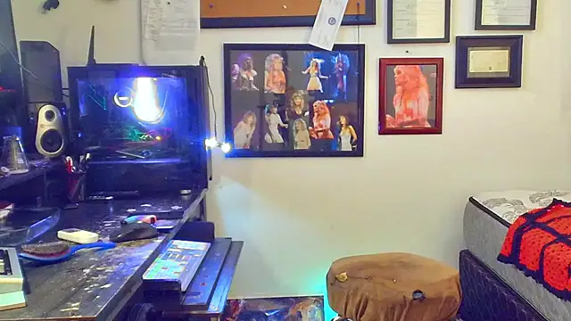 Snapshot of DoMeDoggyDiana chatting on 11-16-25, 03:17 DoMeDoggyDiana online show from 11-16-25, 03:17