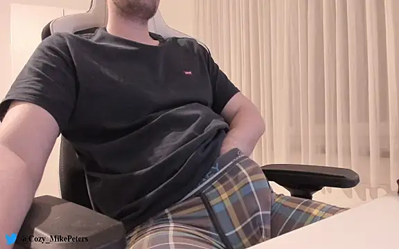 Snapshot of cozy-mike chatting on 01-08-25, 11:52 cozy-mike online show from 01-08-25, 11:52