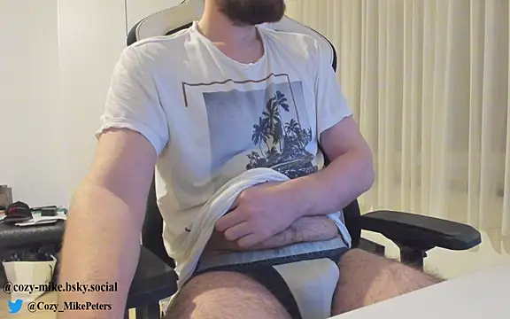 Snapshot of cozy-mike chatting on 02-19-25, 01:40 cozy-mike online show from 02-19-25, 01:40