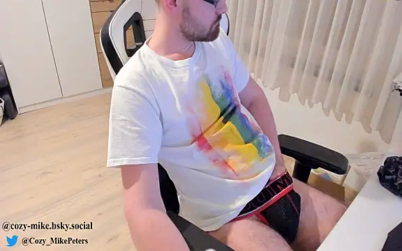 Snapshot of cozy-mike chatting on 03-01-25, 01:32 cozy-mike online show from 03-01-25, 01:32