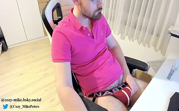 Snapshot of cozy-mike chatting on 03-08-25, 01:39 cozy-mike online show from 03-08-25, 01:39