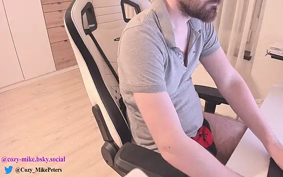 Snapshot of cozy-mike chatting on 03-19-25, 12:04 cozy-mike online show from 03-19-25, 12:04