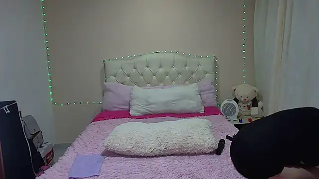 Snapshot of candycarson1 chatting on 03-05-26, 06:42 candycarson1 online show from 03-05-26, 06:42