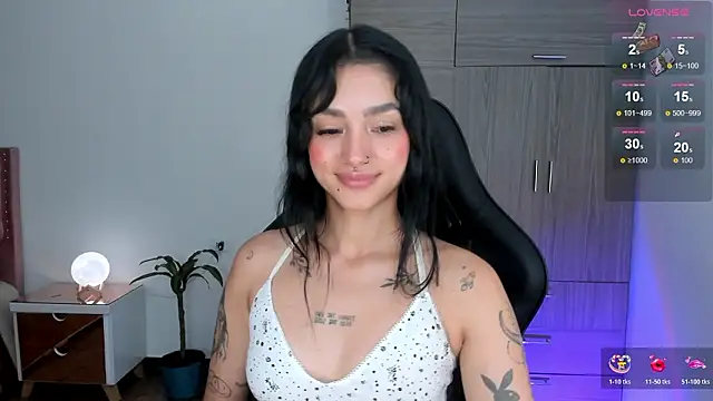 Snapshot of Lizzie_corner_v chatting on 02-04-26, 02:17 Lizzie corner v online show from 02-04-26, 02:17