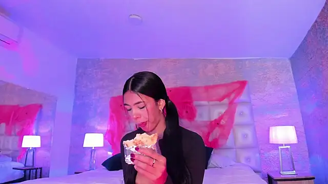 Snapshot of AntonellaRossi chatting on 10-08-25, 01:53 AntonellaRossi online show from 10-08-25, 01:53