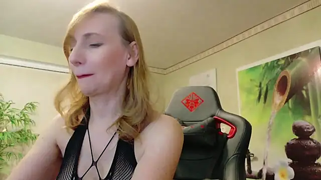 Snapshot of HotLana69 chatting on 02-10-25, 06:24 HotLana69 online show from 02-10-25, 06:24