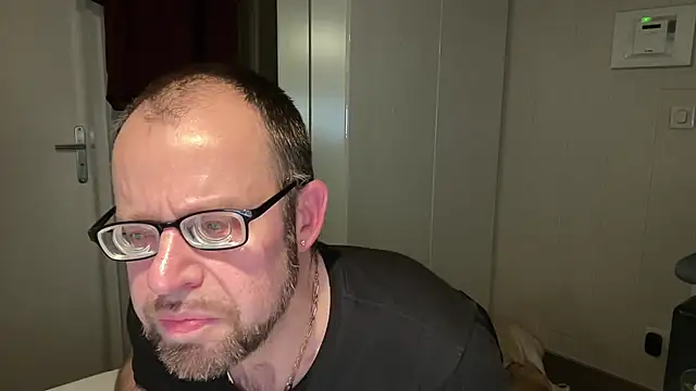 Snapshot of FABIOGLASSES chatting on 02-15-26, 11:56 FABIOGLASSES online show from 02-15-26, 11:56