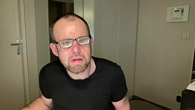 Snapshot of FABIOGLASSES chatting on 02-24-26, 10:30 FABIOGLASSES online show from 02-24-26, 10:30