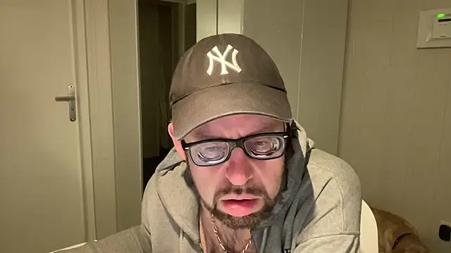 Snapshot of FABIOGLASSES chatting on 03-15-26, 11:22 FABIOGLASSES online show from 03-15-26, 11:22