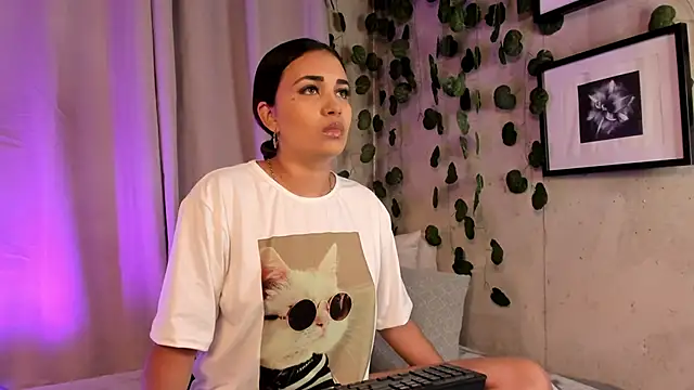 aisha es online show from 02-18-25, 09:42