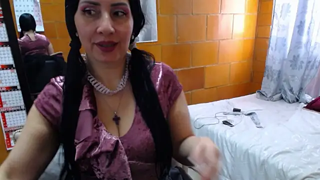 Snapshot of charlote_temple chatting on 06-26-26, 02:10 charlote temple online show from 06-26-26, 02:10