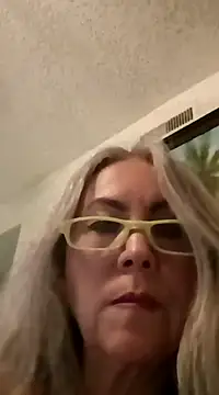 Snapshot of EvaRobinson chatting on 12-18-24, 01:26 EvaRobinson online show from 12-18-24, 01:26