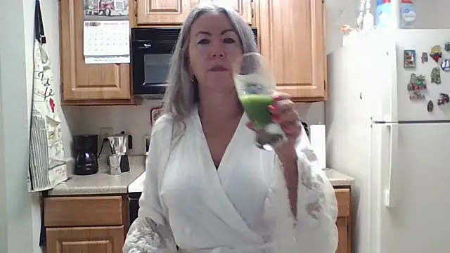 Snapshot of EvaRobinson chatting on 12-18-24, 02:28 EvaRobinson online show from 12-18-24, 02:28