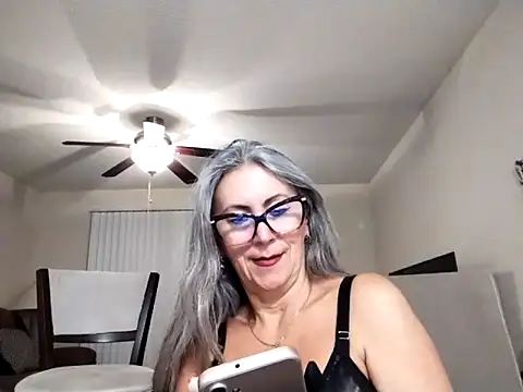 Snapshot of EvaRobinson chatting on 02-13-25, 12:02 EvaRobinson online show from 02-13-25, 12:02