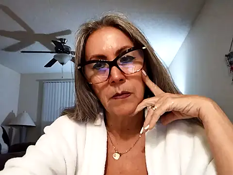 Snapshot of EvaRobinson chatting on 02-25-25, 12:03 EvaRobinson online show from 02-25-25, 12:03