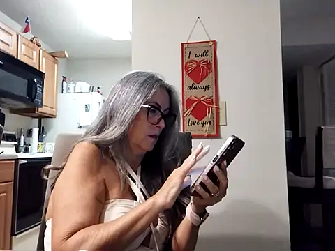 Snapshot of EvaRobinson chatting on 02-28-25, 01:47 EvaRobinson online show from 02-28-25, 01:47