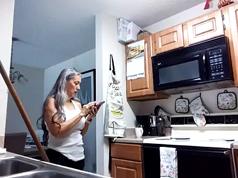 Snapshot of EvaRobinson chatting on 03-06-25, 08:05 EvaRobinson online show from 03-06-25, 08:05