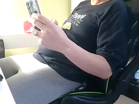 Snapshot of feathersify chatting on 10-21-25, 06:36 feathersify online show from 10-21-25, 06:36