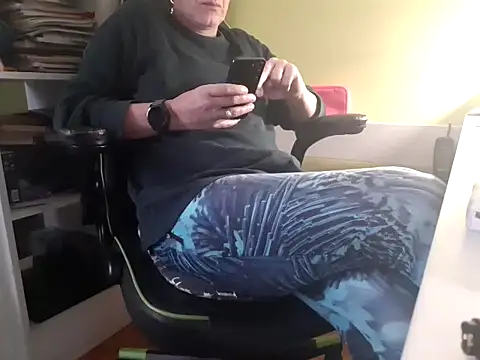 Snapshot of feathersify chatting on 10-29-25, 08:38 feathersify online show from 10-29-25, 08:38