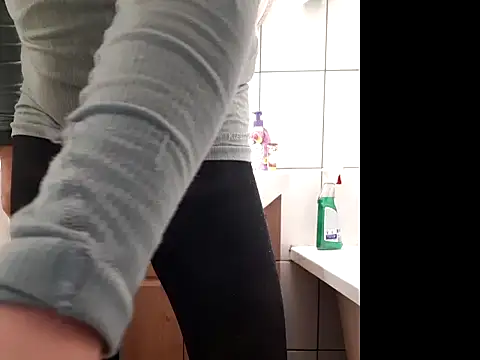 Snapshot of feathersify chatting on 11-17-25, 06:52 feathersify online show from 11-17-25, 06:52