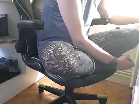 Snapshot of feathersify chatting on 11-18-25, 06:51 feathersify online show from 11-18-25, 06:51