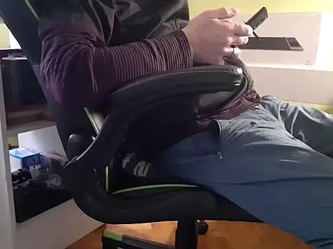 Snapshot of feathersify chatting on 11-25-25, 07:08 feathersify online show from 11-25-25, 07:08