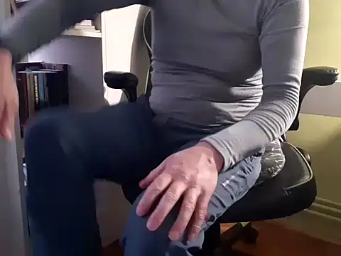 Snapshot of feathersify chatting on 11-26-25, 06:47 feathersify online show from 11-26-25, 06:47