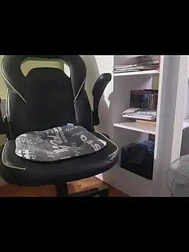 Snapshot of feathersify chatting on 12-05-25, 06:44 feathersify online show from 12-05-25, 06:44